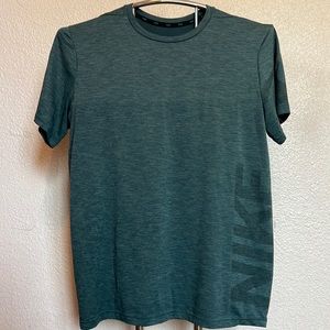 Nike Men's Dri-FIT Breathe Top Shirt Training
Size L
Green/Black